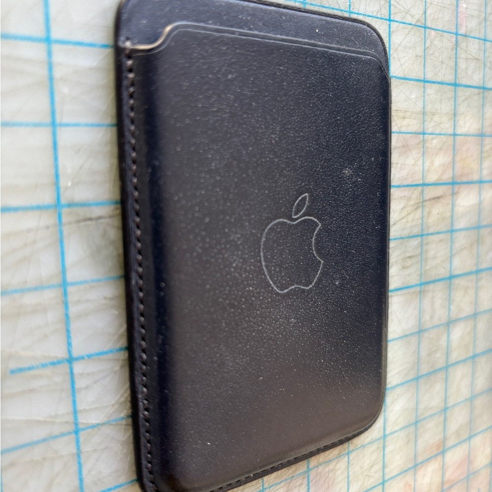 Apple Wallet with Magsafe.